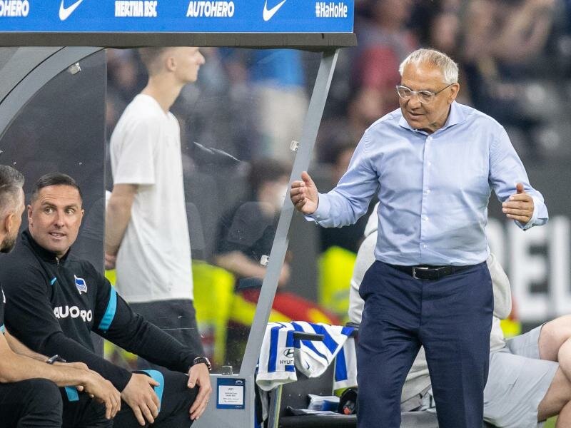 Hertha-Trainer Felix Magath (r) steht mit den Berlinern vor dem Abstieg. Foto: Andreas Gora/dpa