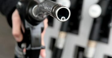 Die extrem gestiegenen Spritpreise werden von Juni bis August durch eine Senkung der Energiesteuer gedrückt. Foto: Franziska Kraufmann/dpa