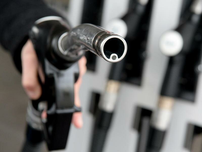 Die extrem gestiegenen Spritpreise werden von Juni bis August durch eine Senkung der Energiesteuer gedrückt. Foto: Franziska Kraufmann/dpa
