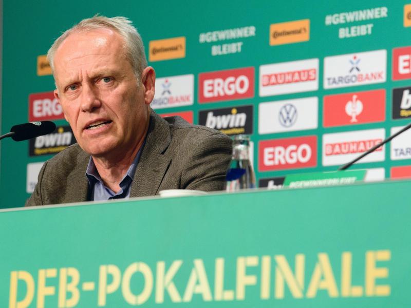 Freiburgs Trainer Christian Streich freut sich auf das Pokalfinale. Foto: Soeren Stache/dpa