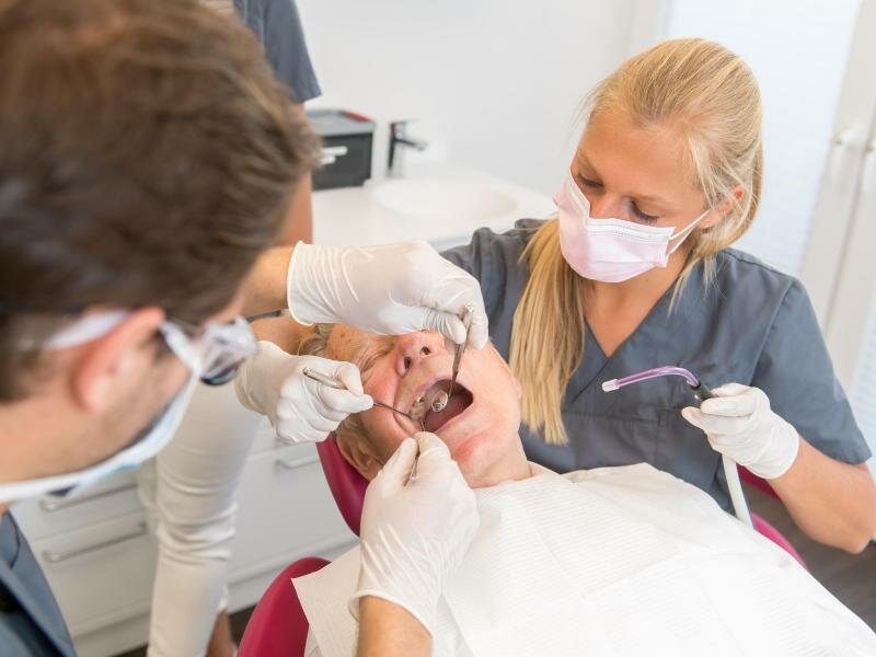 Bssssssssssss! Wer Angst vor Schmerzen bei Zahnarztbehandlungen hat, sollte seine Termine am besten auf den Nachmittag legen. Foto: Benjamin Nolte/dpa-tmn