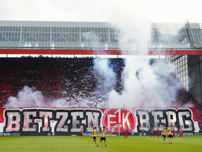 Die Lauterer Fans zünden vor der Partie Pyrotechnik. Foto: Uwe Anspach/dpa