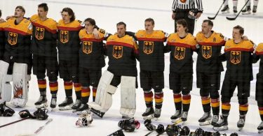 Die deutsche Eishockey-Nationalmannschaft hat den Viertelfinaleinzug bei der WM nach dem Sieg gegen Italien so gut wie sicher. Foto: Martin Meissner/AP/dpa