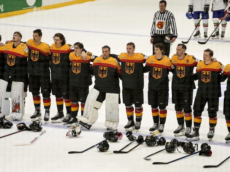 Die deutsche Eishockey-Nationalmannschaft hat den Viertelfinaleinzug bei der WM nach dem Sieg gegen Italien so gut wie sicher. Foto: Martin Meissner/AP/dpa
