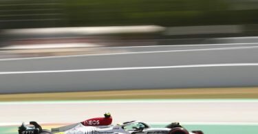 Lewis Hamilton und Mercedes zeigten sich beim Training in Spanien stark verbessert. Foto: Joan Monfort/AP/dpa
