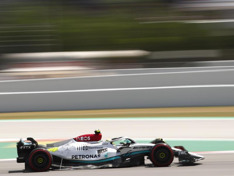 Lewis Hamilton und Mercedes zeigten sich beim Training in Spanien stark verbessert. Foto: Joan Monfort/AP/dpa