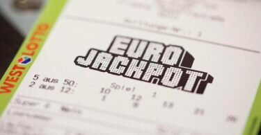 Der mit 110 Millionen Euro gefüllte Eurojackpot ist geknackt worden - die Gewinnwahrscheinlichkeit lag bei 1 zu 140 Millionen. Foto: Thomas Banneyer/dpa