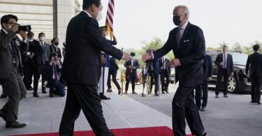 US-Präsident Joe Biden (r) trifft den südkoreanischen Präsidenten Yoon Suk Yeol im Volkshaus in Seoul. Foto: Evan Vucci/AP/dpa