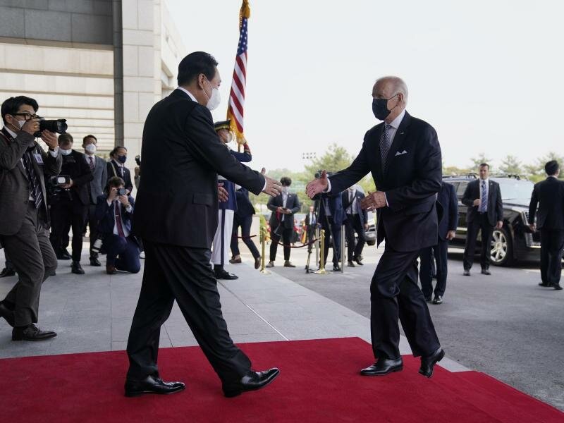 US-Präsident Joe Biden (r) trifft den südkoreanischen Präsidenten Yoon Suk Yeol im Volkshaus in Seoul. Foto: Evan Vucci/AP/dpa