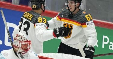 Deutschland steht bei der Eishockey-WM&nbsp;im Viertelfinale. Foto: Martin Meissner/AP/dpa