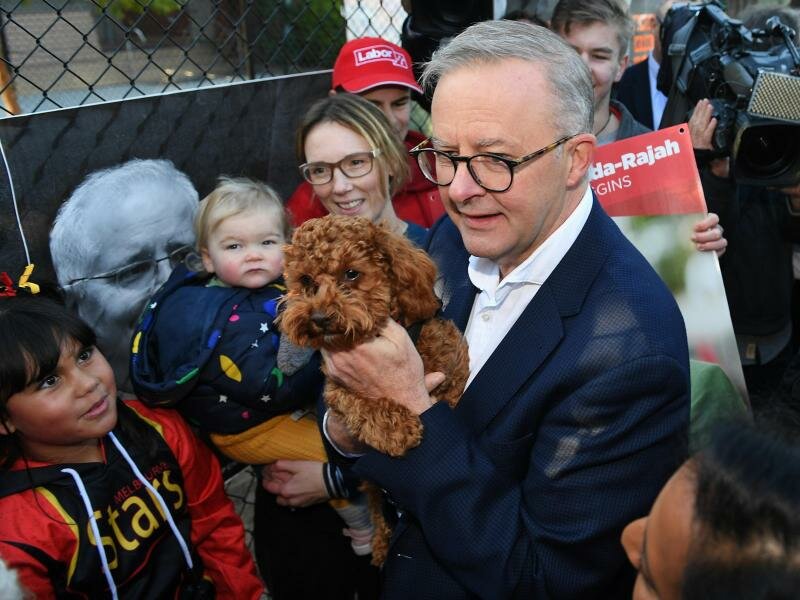 Der australische Oppositionsführer Anthony Albanese wird nach Zahlen des Fernsehsenders ABC der künftige Premierminister des Landes. Foto: Lukas Coch/AAP/dpa