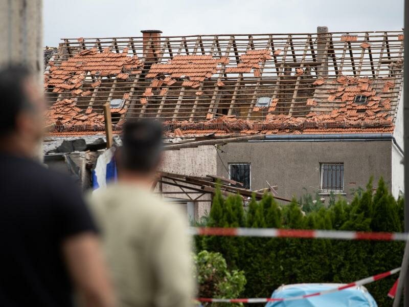 Blick auf ein vom Tornado fast vollständig abgeräumtes Dach eines Hauses in Paderborn. Foto: Friso Gentsch/dpa