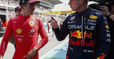 Der Punktekampf zwischen Charles Leclerc (l) und Red-Bull-Champion Max Verstappen geht auch in Barcelona weiter. Foto: Joan Monfort/AP/dpa