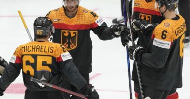 Deutschlands Eishockey-Cracks haben den Viertelfinaleizug bereits sicher. Foto: Martin Meissner/AP/dpa