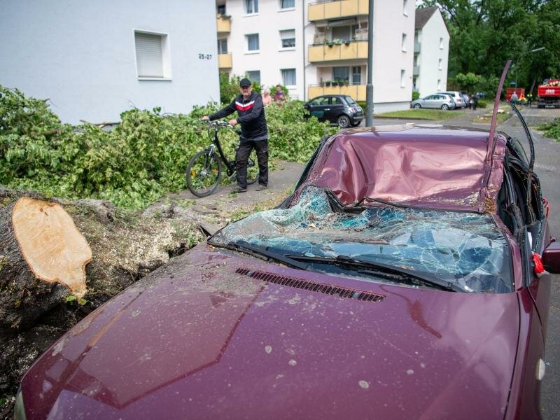 Einen Tag nach dem Tornado haben in Lippstadt die Aufräumarbeiten begonnen. Foto: Lino Mirgeler/dpa