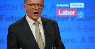 Anthony Albanese spricht auf einer Veranstaltung der Labor Party in Sydney. Noch ist unsicher, ob er Australien alleine regieren kann oder eine Minderheitsregierung führen wird. Foto: Rick Rycroft/AP/dpa