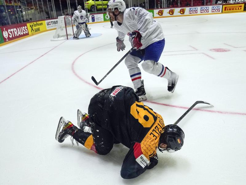 Für NHL-Profi Tim Stützle ist die Eishockey-WM vorzeitig beendet. Foto: Martin Meissner/AP/dpa
