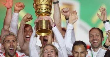 Feierstimmung: Leipzigs Spieler und Coach Domenico Tedesco (r) feiern den Sieg in Berlin. Foto: Jan Woitas/dpa