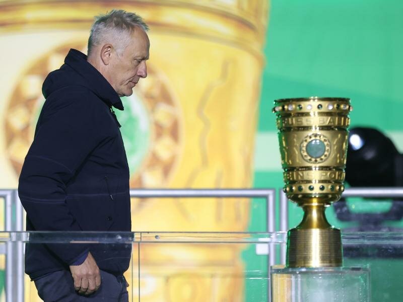 Musste am Pokal vorbeigehen: Freiburg-Coach Christian Streich. Foto: Tom Weller/dpa