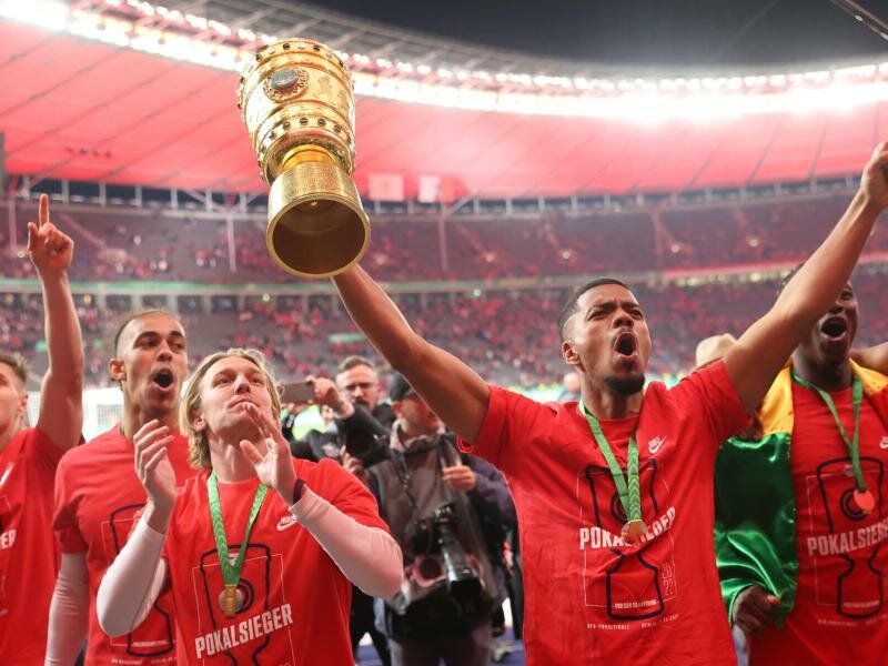 Benjamin Henrichs präsentiert den Fans den Pokal. Foto: Tom Weller/dpa
