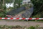 Die Fußgängerbrücke in Paderborn ist unpassierbar. Foto: Friso Gentsch/dpa
