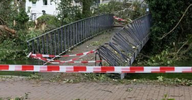 Die Fußgängerbrücke in Paderborn ist unpassierbar. Foto: Friso Gentsch/dpa