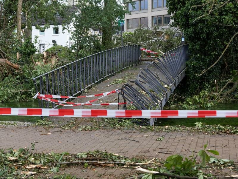 Die Fußgängerbrücke in Paderborn ist unpassierbar. Foto: Friso Gentsch/dpa