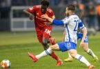 Berlins Marvin Plattenhardt (r) kämpft gegen Bakery Jatta vom Hamburger SV um den Ball. Foto: Andreas Gora/dpa