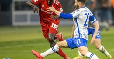 Berlins Marvin Plattenhardt (r) kämpft gegen Bakery Jatta vom Hamburger SV um den Ball. Foto: Andreas Gora/dpa