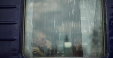 Ein Mann sitzt in einem Evakuierungszug, der den Bahnhof von Pokrowsk in der Ostukraine verlassen soll. Foto: Francisco Seco/AP/dpa