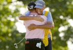 Justin Thomas (l) feiert mit seinem Caddie Jim «Bones» Mackay den Sieg bei der PGA Championship in Tulsa. Foto: Matt York/AP/dpa