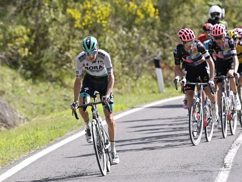 Buchmann (l.) geht als Gesamtsiebter in die Schlusswoche des Giro d'Italia. Foto: Fabio Ferrari/LaPresse via ZUMA Press/dpa/Archivbild