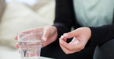 Die Schmerztablette gibt es nicht nur in der Apotheke um die Ecke, sondern auch online. Man sollte vorab aber prüfen, ob die Versandapotheke auch registriert ist. Foto: Christin Klose/dpa-tmn