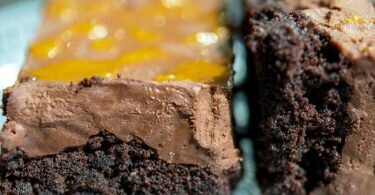 Der vegane Frischkäse muss nicht unbedingt auf die Stulle - er darf auch auf den Kuchenboden! Dafür rührt man einfach geschmolzene Schokolade in die Masse ein. Foto: Bernd Diekjobst/dpa-tmn