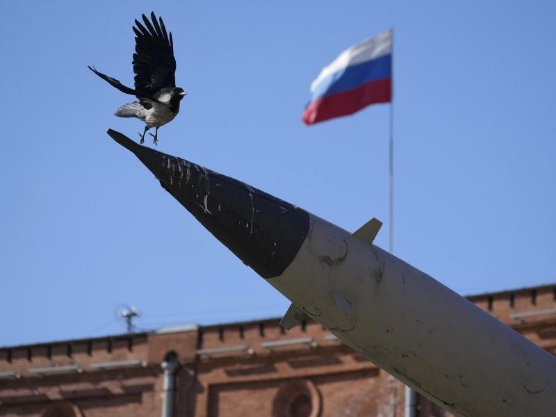 Der russische Angriffskrieg gegen die Ukraine sei ein Verbrechen am ukrainischen und am russischen Volk, sagt ein höherrangiger russischer Diplomat - und quittiert. Foto: Uncredited/AP/dpa