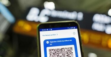 Mit Blick auf die Urlaubssaison wird das Covid-Zertifikat für viele Menschen wieder wichtig. Denn einige Länder verlangen einen digitalen Impfnachweis bei der Einreise. Foto: Christin Klose/dpa-tmn