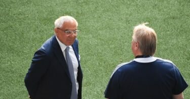 Herthas Cheftrainer Felix Magath (l) setzt im Relegationsspiel auf Routiniers wie Boateng und Jovetic. Foto: Gregor Fischer/dpa