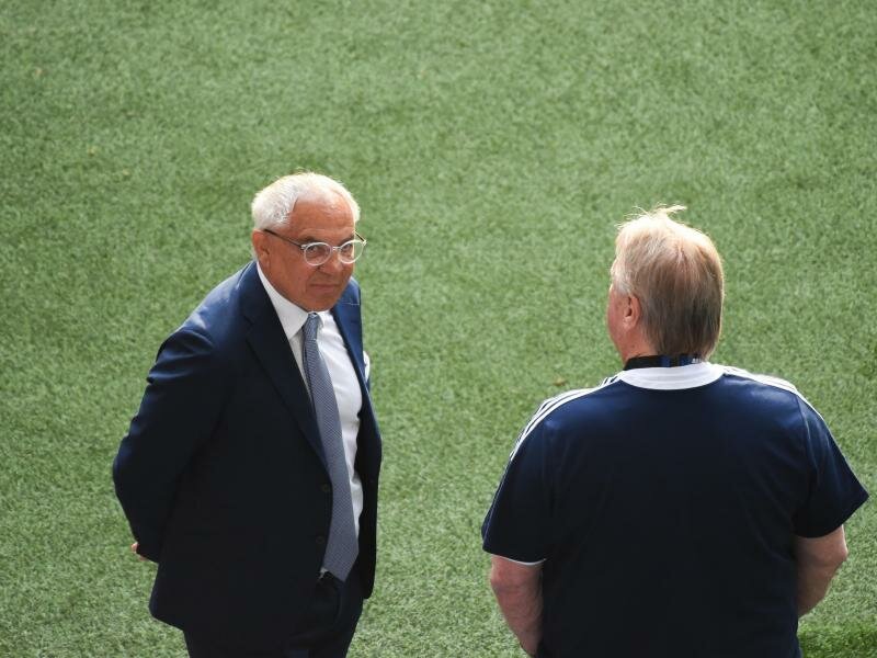 Herthas Cheftrainer Felix Magath (l) setzt im Relegationsspiel auf Routiniers wie Boateng und Jovetic. Foto: Gregor Fischer/dpa