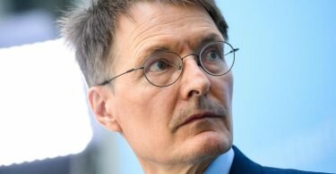 Gesundheitsminister Karl Lauterbach will am Rande des Deutschen Ärztetages in Bremen über den Affenpocken-Ausbruch informieren. Foto: Bernd von Jutrczenka/dpa