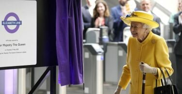 Die britische Königin Elizabeth II. enthüllt in London die neue "Elizabeth-Line". Foto: Andrew Matthews/PA Wire/dpa
