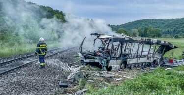 Der Bus, der in der Nähe von Ulm mit einem Zug kollidierte, ist völlig zerstört. Foto: Dennis Straub/OMW Images/dpa