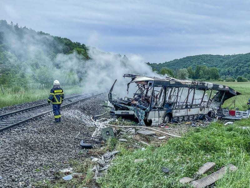 Der Bus, der in der Nähe von Ulm mit einem Zug kollidierte, ist völlig zerstört. Foto: Dennis Straub/OMW Images/dpa
