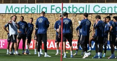 Da geht's lang: Hansi Flick (l) ist mit dem DFB-Team in Marbella gestartet. Foto: Federico Gambarini/dpa
