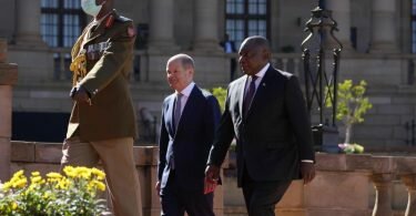 Bundeskanzler Olaf Scholz wird von Südafrikas Präsident Cyril Ramaphosa in Pretoria empfangen. Foto: Themba Hadebe/AP/dpa