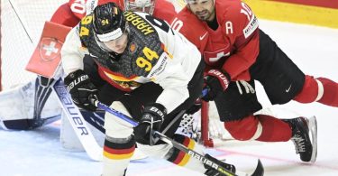 Deutschlands Eishockey-Cracks verpassten gegen die Schweiz den WM-Gruppensieg. Foto: Heikki Saukkomaa/Lehtikuva/dpa