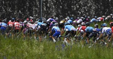 Für die Fahrer der Giro d’Italia ging es 202,00 Kilometer von Salò nach Aprica. Foto: Fabio Ferrari/LaPresse/AP/dpa