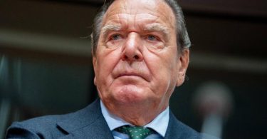 Altkanzler Gerhard Schröder steht wegen seiner Kontakte zur russischen Führung und Posten bei russischen Staatsunternehmen in der Kritik. Foto: Kay Nietfeld/dpa