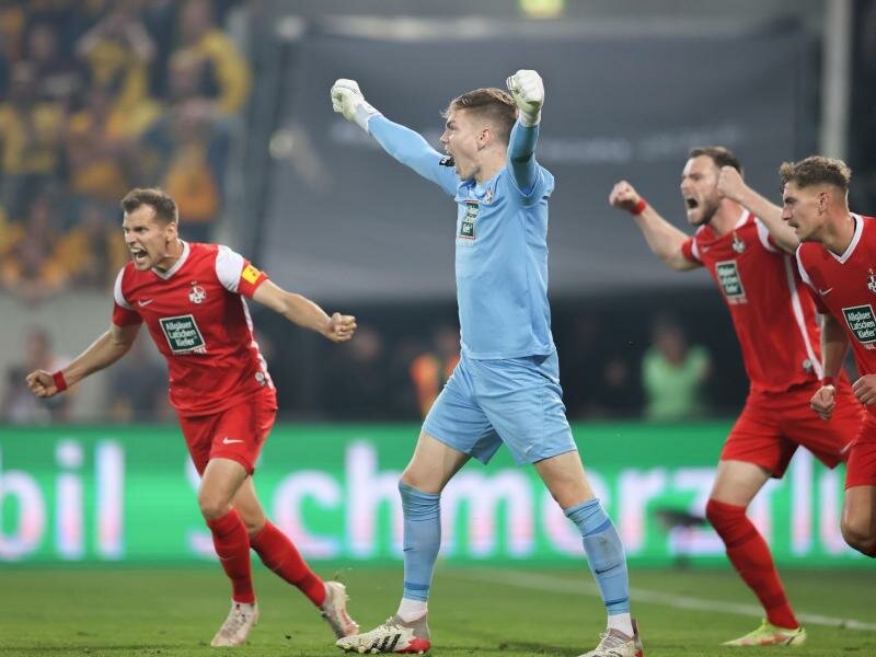 Kaiserslauterns Torwart Matheo Raab (M) jubelt nach dem Treffer zum 1:0. Foto: Jan Woitas/dpa