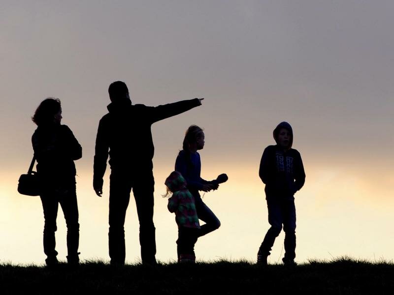 Das Bundesverfassungsgericht entscheidet, ob die Zahl der Kinder beim Beitrag zu Pflege-, Kranken- und Rentenversicherung eine Rolle spielt. Foto: picture alliance / Ingo Wagner/dpa