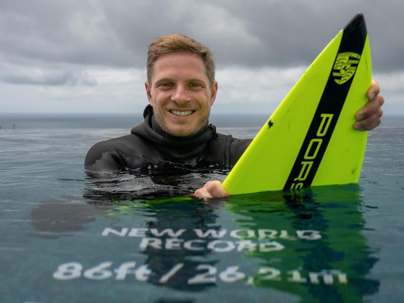 Der Surfer Sebastian Steudtner stellt mit einer berittenen Wellenhöhe 26,21 Metern einen Weltrekord auf. Foto: Joerg Mitter/-/dpa